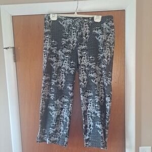 Black and white print capris